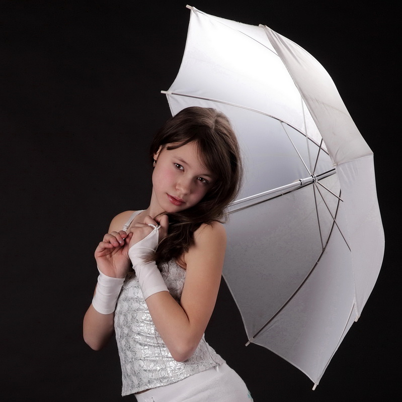 Nick 11. Зонт для студии. Фотосессия с зонтом в студии. Фотосессия в белом с зонтиком. Портреты с зонтиком.